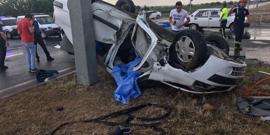 Manisa'da iki otomobilin çarpıştığı kazada 3 kişi öldü