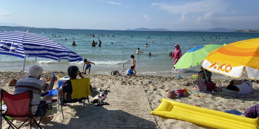 Turizm merkezi Çeşme'de bayram yoğunluğu yaşanıyor