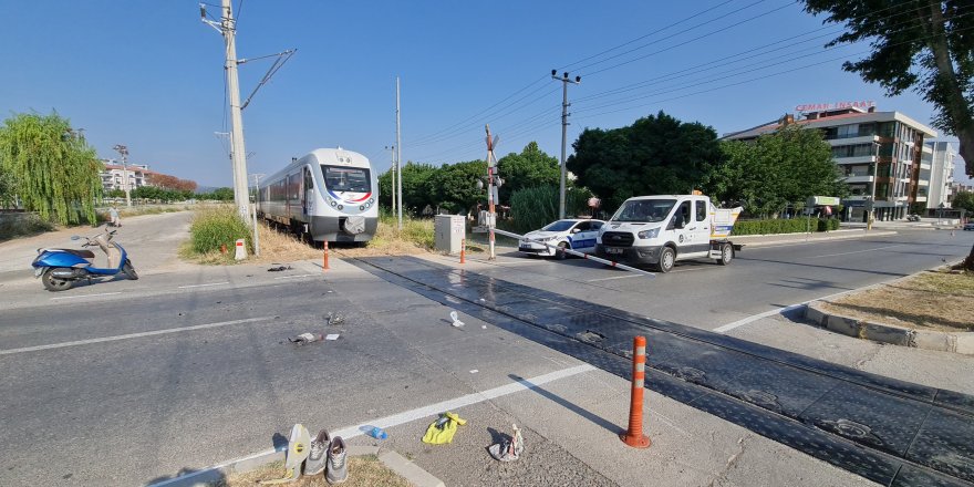 İzmir'de tren ile motosiklet çarpıştı: 1 ağır yaralı