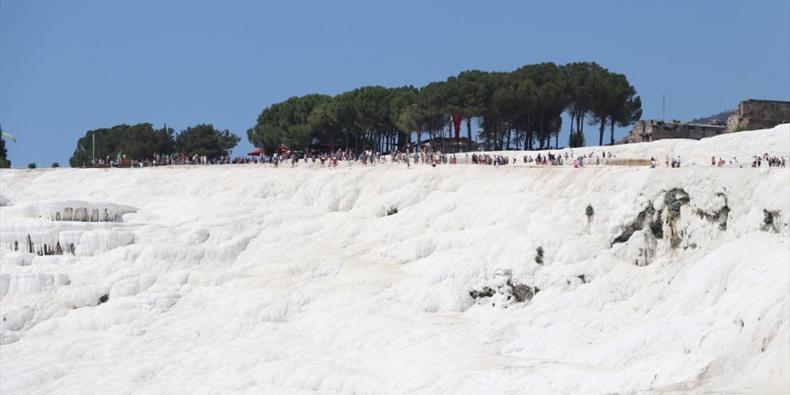 Pamukkale bayramda yoğun ziyaretçi ağırlıyor