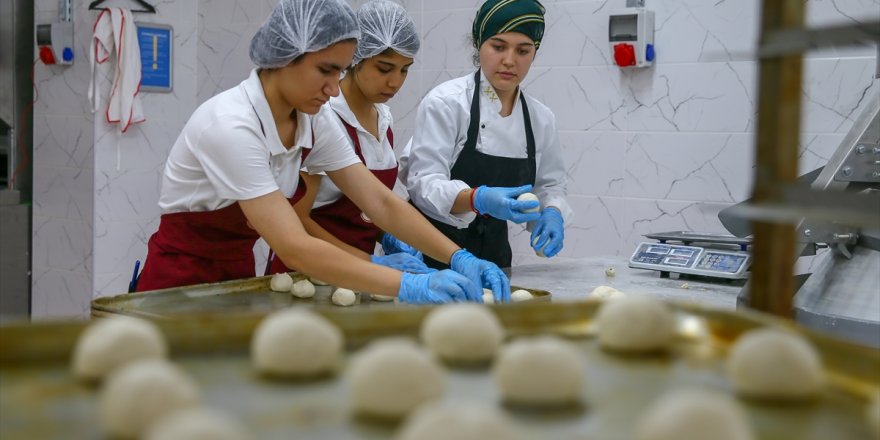 "Mektepli Fırın"da üretilen ekmekler, sofralarla buluşuyor