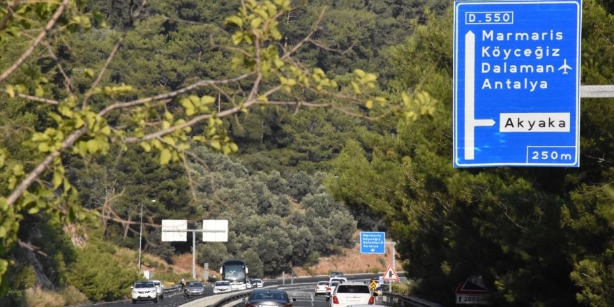 Muğla'nın turistik ilçelerinde bayram trafiği yoğunluğu yaşanıyor