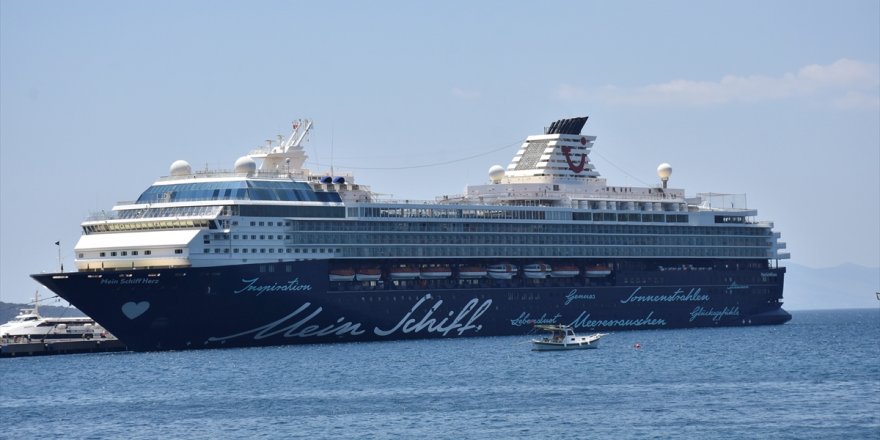 "Mein Schiff Herz" isimli kruvaziyerle gelen yolcular Bodrum'u gezdi