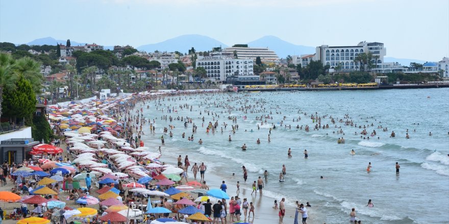 Kuşadası ve Didim'deki plajlarda bayram tatili yoğunluğu