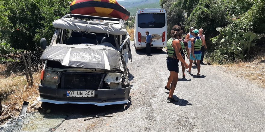 Antalya'da rafting dönüşü kaza: 8 yaralı
