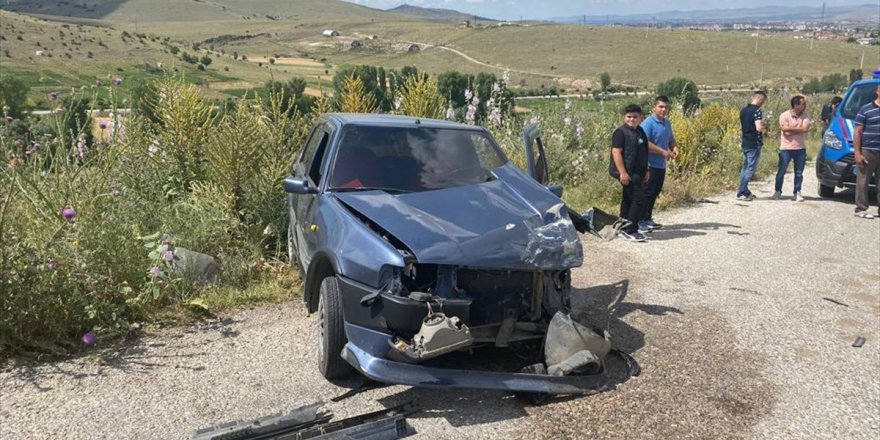 Afyonkarahisar'da hafif ticari araç ile otomobilin çarpıştığı kazada 3 kişi yaralandı