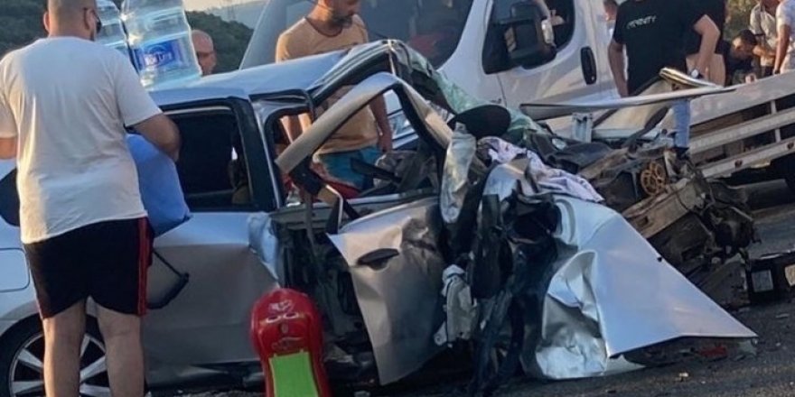 İzmir'de iki aracın çarpıştığı kazada ölenlerin sayısı 2'ye yükseldi