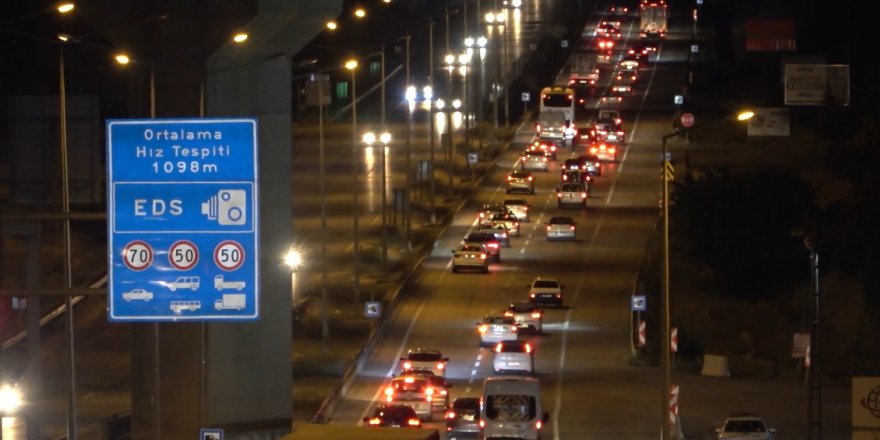 Tatilciler dönüşe geçti: 43 ilin geçiş güzergahında trafik yoğunluğu