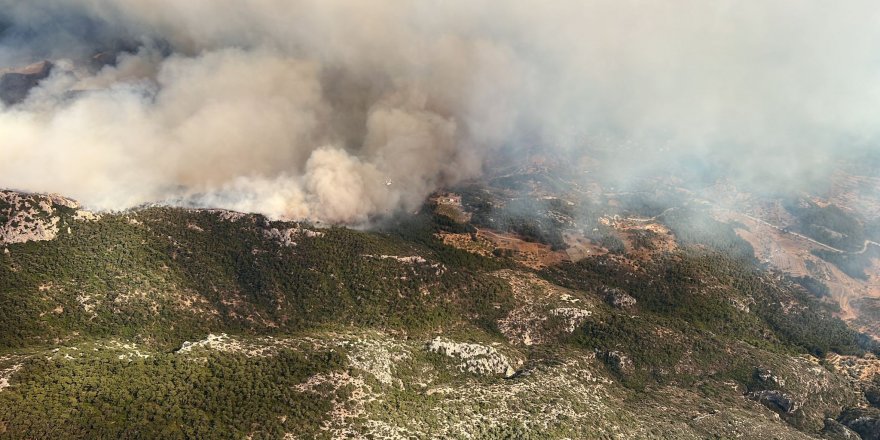 Yangına 18 helikopter, 7 uçak müdahale ediyor