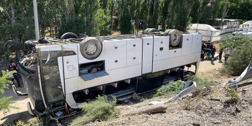 Denizli'de tur otobüsü şarampole devrildi, 41 kişi yaralandı