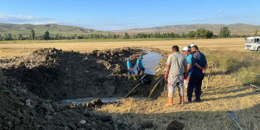 Şebeke borusu patladı, ilçe susuz kaldı