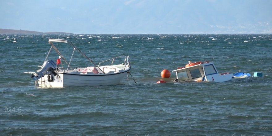 Ayvalık’ta şiddetli rüzgar bazı balıkçı teknelerini batırdı