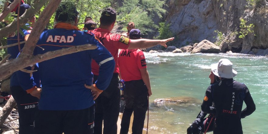 Arkadaşları ile ırmakta yüzmeye giden genç suda kayboldu