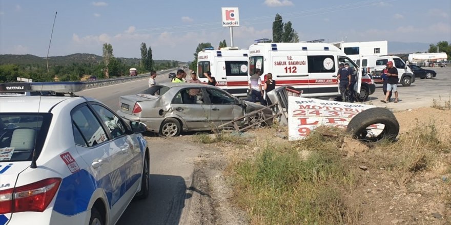 Afyonkarahisar'da akaryakıt istasyonunun tabelasına çarpan otomobildeki 4 kişi yaralandı