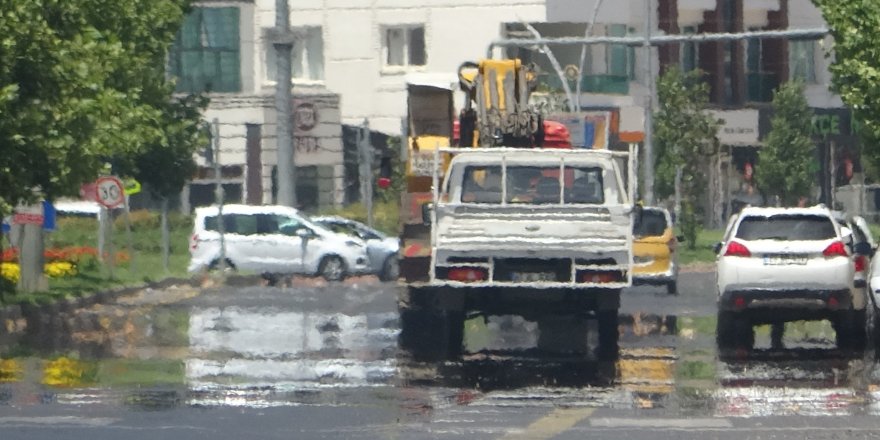 Diyarbakır’da asfalt buharlaştı, çocuklar süs havuzlarına koştu