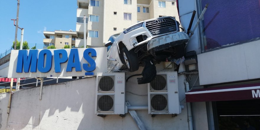 Çekmeköy’de virajı dönen otomobil dükkan önündeki kadını altına aldı: 1 ölü