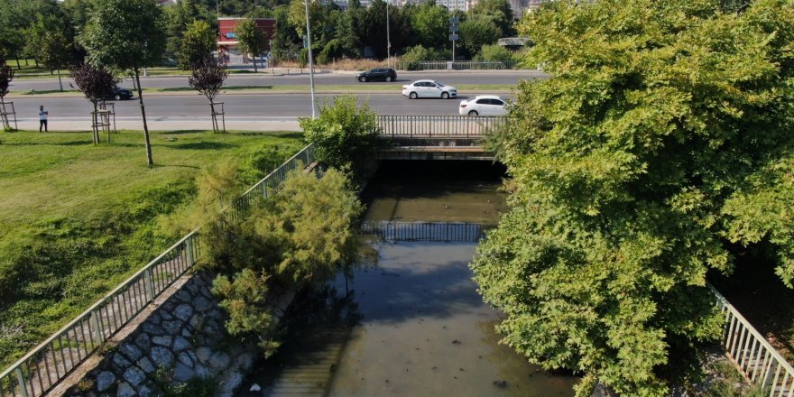 Pendik’te İSKİ’ye ait atık su kanalından yayılan kötü kokular vatandaşı bezdirdi