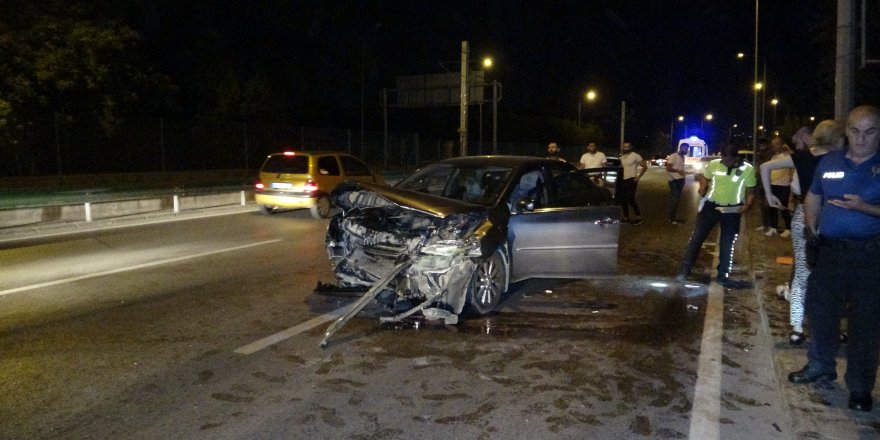 Bursa'da kontrolden çıkan araç önce bariyerlere sonra otomobile çarptı: 1'i ağır 2 yaralı