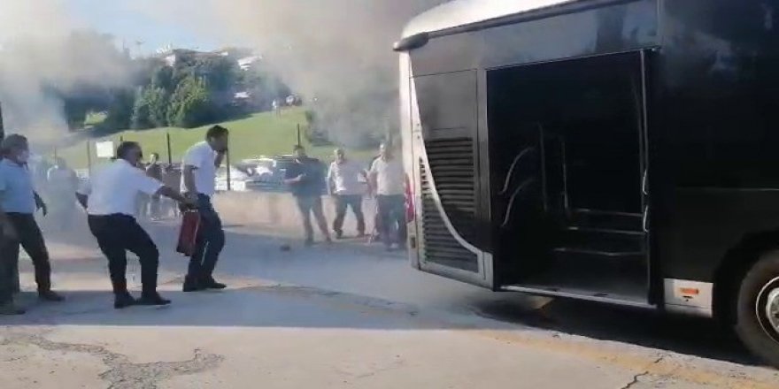 Kadıköy'de metrobüste yangın çıktı, yolcular panikle dışarı atladı