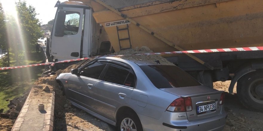 Pendik’te kontrolden çıkan hafriyat kamyonu otomobilin üstüne düştü: 3 yaralı