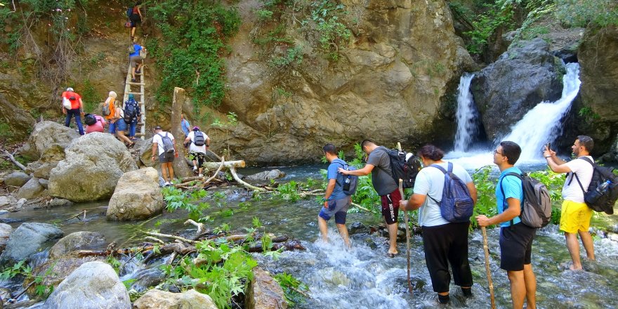 Doğa tutkunlarının yeni gözdesi “Karaçay Şelalesi”