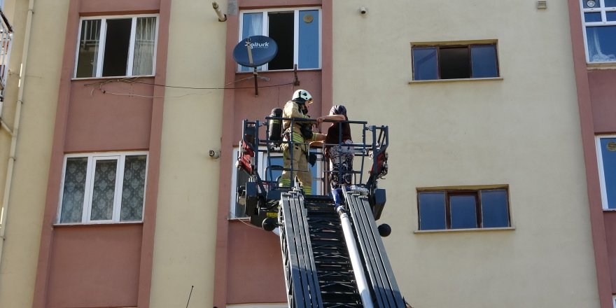 Kartal’da apartmanda korkutan yangın, mahsur kalan 3 kişi kurtarıldı