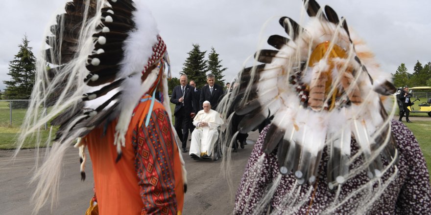 Papa Francis yatılı okullardaki suistimalleri için Kanada’da yerlilerden özür diledi