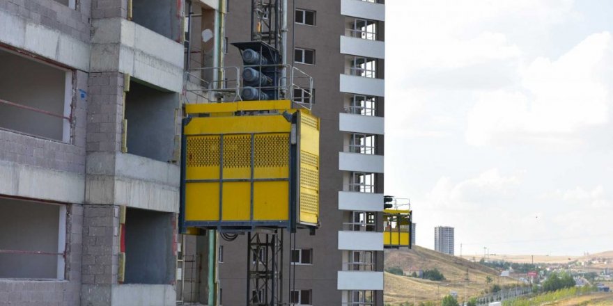 Afyonkarahisar'da çalıştığı inşaatın yük asansörünün altında kalan işçi öldü