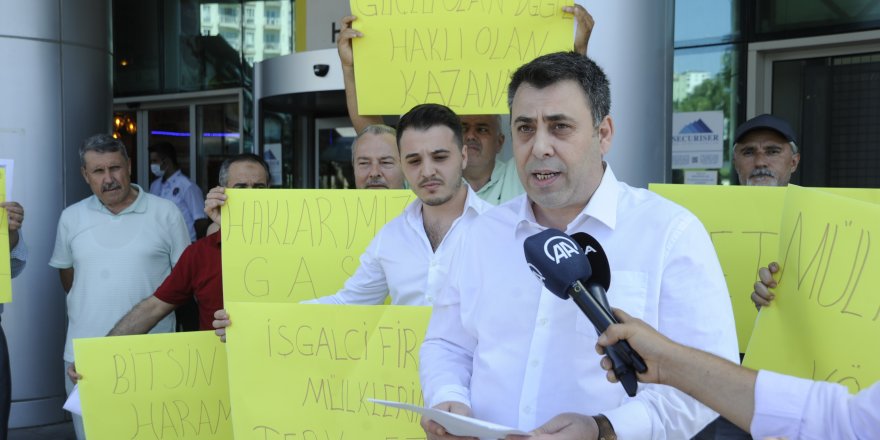 AVM işletmecisini protesto eden mülk sahipleri tapularını yırttı