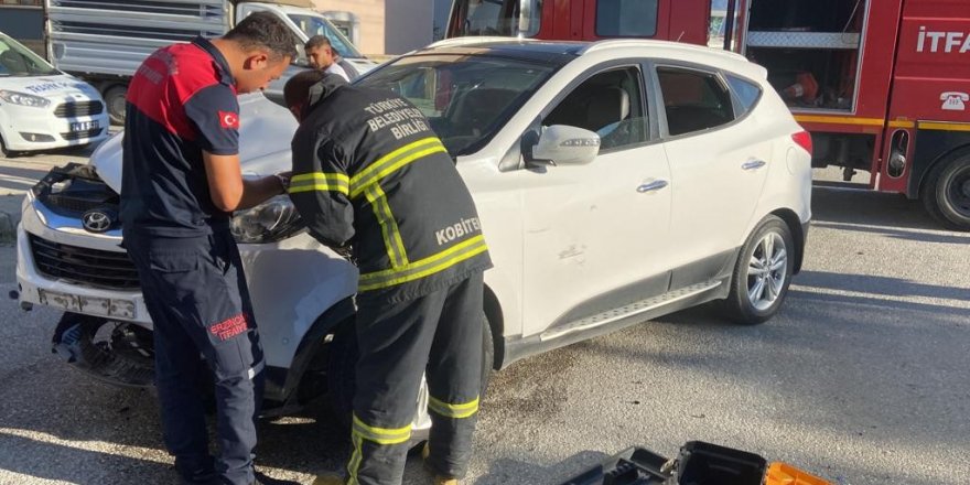 Kaza yapan otomobilin çarptığı bahçe duvarı çocuğun üzerine devrildi: 3 yaralı