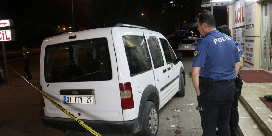 Seyir halindeki araca düzenlenen silahlı saldırıda yolcu konumundaki kişi başından vuruldu