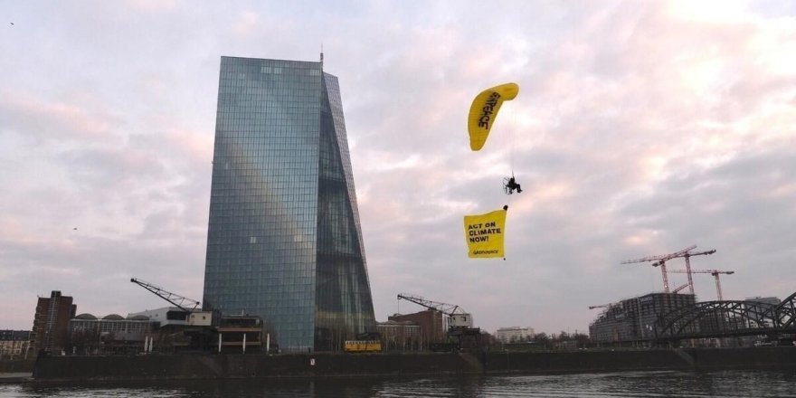 Greenpeace aktivistleri, Avrupa Merkez Bankası’nın çatısına paraşütle indi