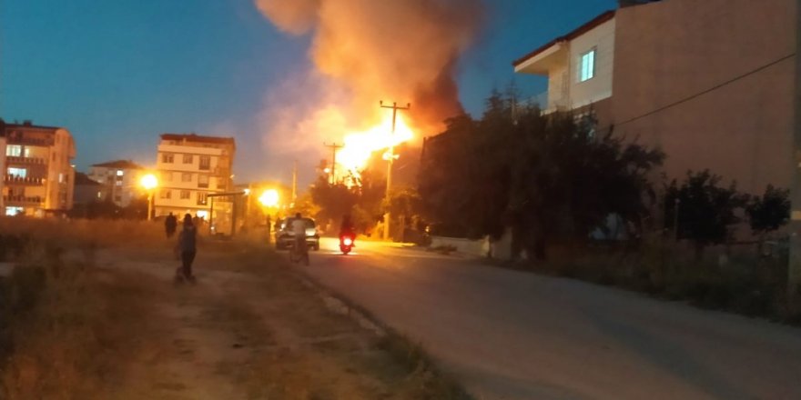 Burdur da mangal ateşi çatı katını yaktı