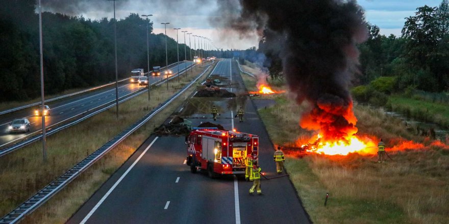 Hollanda'da yol kapatan çiftçiler saman balyalarını ateşe verdi