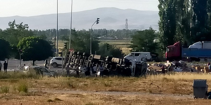 Kontrolden çıkan boya yüklü tır devrildi, ölen ya da yaralanan olmadı