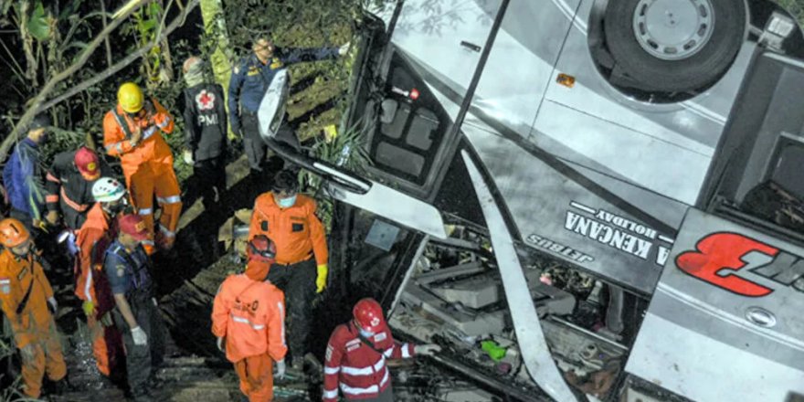 Endonezya'da öğrencileri taşıyan otobüs kaza yaptı: 27 ölü, 39 yaralı