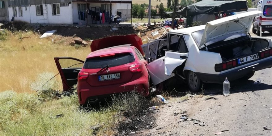 Muğla'da iki otomobilin çarpıştığı kazada 1 kişi öldü, 2 kişi yaralandı