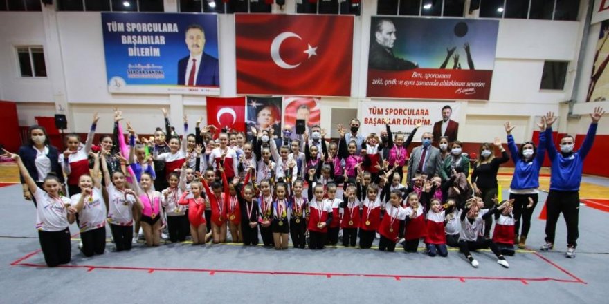 Başkan Sandal'dan başarılı sporculara madalya