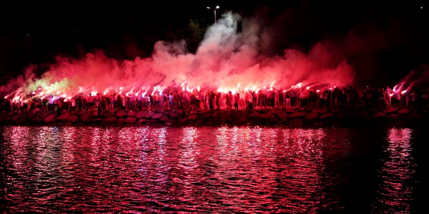 Trabzonsporlu taraftarlar meşalelerle geceyi aydınlattı