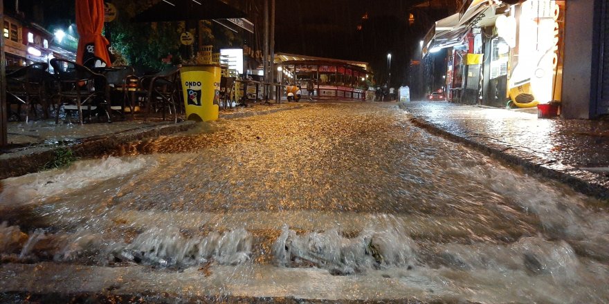 Edirne'yi yaz ortasında sel vurdu: Ev ve iş yerlerini su bastı, yollar göle döndü