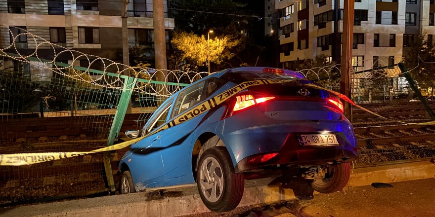 Bariyerlere çarpan otomobil Marmaray tren raylarına girmekten son anda kurtuldu