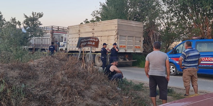 İzmir'de iki kamyonun arasında sıkışan şahıs hayatını kaybetti