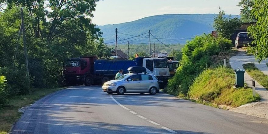 Kosova’da Sırplar, sınırda kurdukları barikatları kaldırılıyor