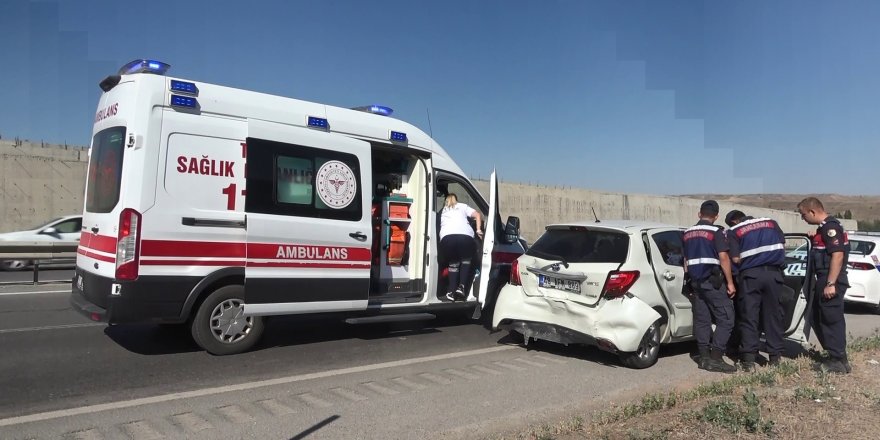 Sivas’ta otomobiller çarpıştı: 4’ü çocuk 13 yaralı