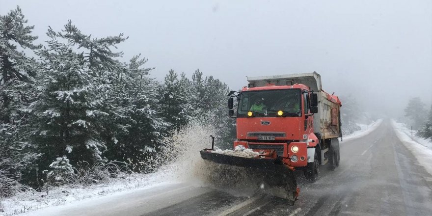 Manisa'nın yüksek kesimlerinde kar yağışı etkili oluyor