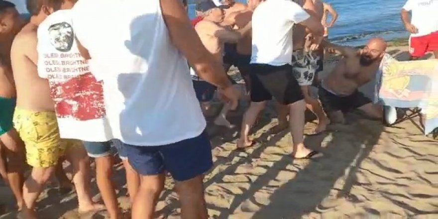 Plajda şortunu indirdiği iddia edilen 2 şahsı vatandaşlar darp etti, o anlar kameralara yansıdı