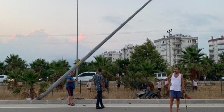 İkiye bölünen otomobil baba ve kızına mezar oldu