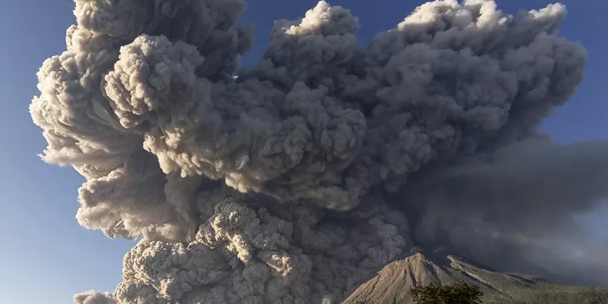 Endonezya’nın Sinabung Yanardağı yeniden kül püskürtmeye başladı