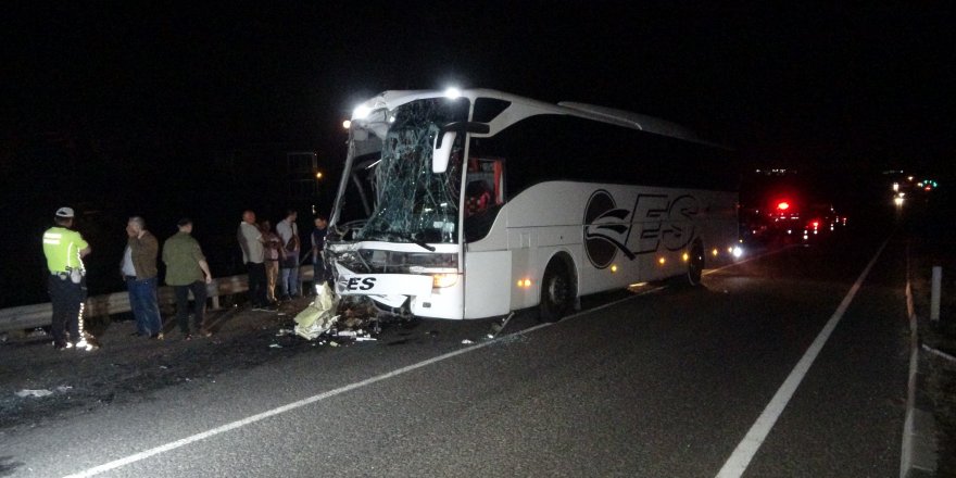 Tıra arkadan çarpan otobüste 1 kişi öldü, 43 kişi yaralandı