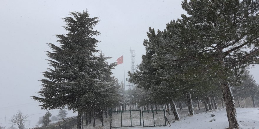 Eskişehir'de yüksek kesimlere kar yağdı